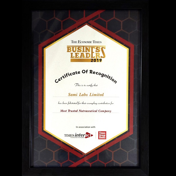 Dr. Muhammed Majeed receiving The Economic Times
Most Trusted Nutraceutical Company award from actor Mr. Kabir Bedi