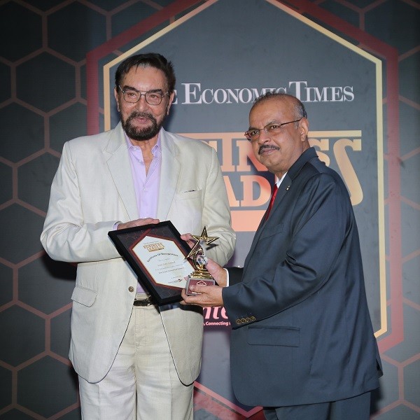 Dr. Muhammed Majeed receiving The Economic Times
Most Trusted Nutraceutical Company award from actor Mr. Kabir Bedi