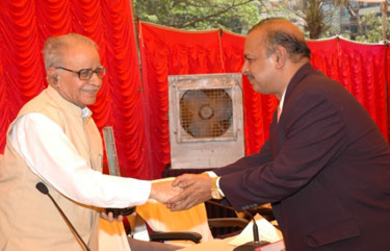 Receiving Memento from Governor of Karnataka