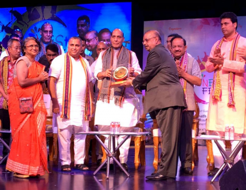 Dr. Muhammed Majeed, Founder & Chairman, Sami-Sabinsa Group honoring Shri Rajnath Singh, Hon'ble Home Minister of India on behalf of My Home India at Nest Fest
