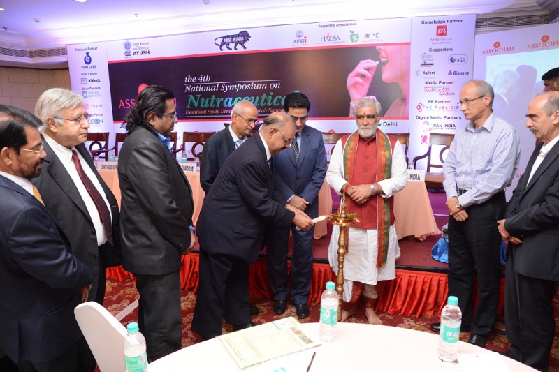 Dr. Muhammed Majeed, Founder & Chairman, Sami-Sabinsa Group receives the Shield of Honour for his Pioneering Research and Outstanding achievements in the Nutraceutical industry across the globe