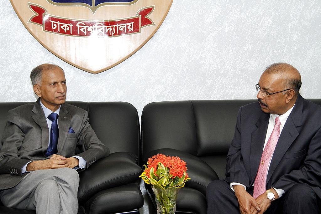 Dr. Muhammed Majeed meets Dr. AAMS Arefin Siddique, Vice Chancellor of Dhaka University