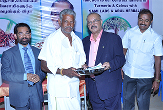 Dr Majeed Felicitates Contract Farmers of Turmeric and Coleus