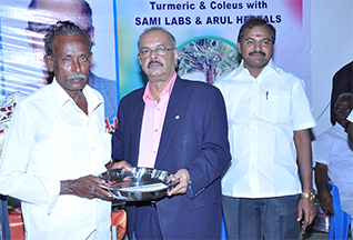 Dr Majeed Felicitates Contract Farmers of Turmeric and Coleus