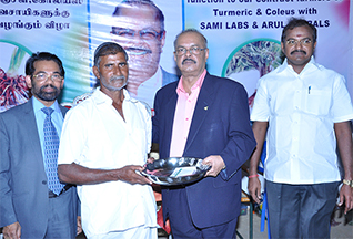 Dr Majeed Felicitates Contract Farmers of Turmeric and Coleus