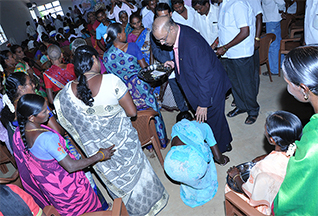 Dr Majeed Felicitates Contract Farmers of Turmeric and Coleus