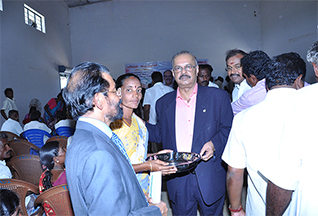 Dr Majeed Felicitates Contract Farmers of Turmeric and Coleus