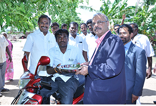 Dr Majeed Felicitates Contract Farmers of Turmeric and Coleus