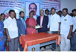 Dr Majeed Felicitates Contract Farmers of Turmeric and Coleus