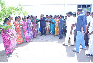 Dr Majeed Felicitates Contract Farmers of Turmeric and Coleus